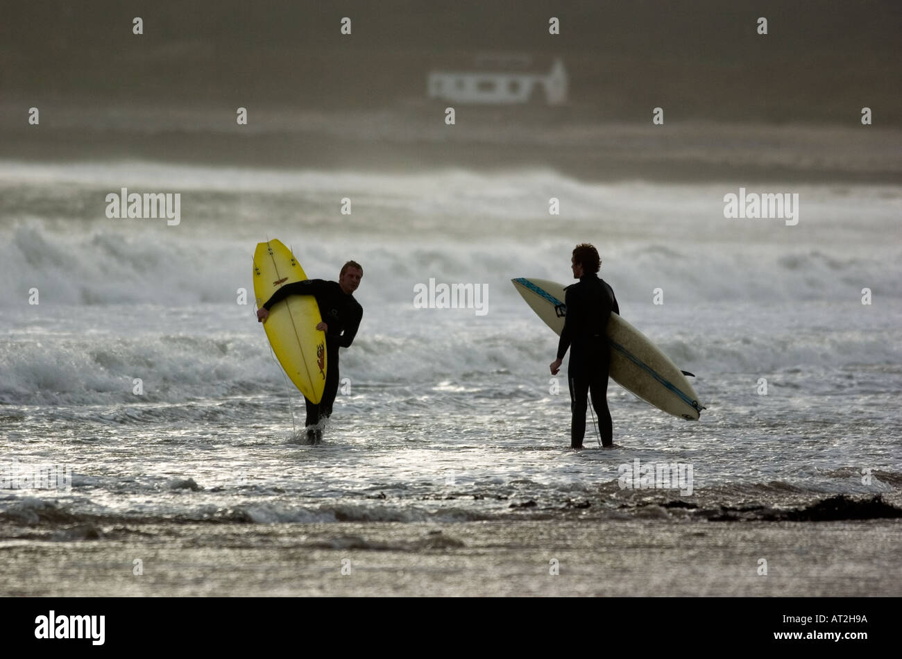 Surfer am Port Eynon in der Nähe von Swansea, Wales, Großbritannien. Stockfoto