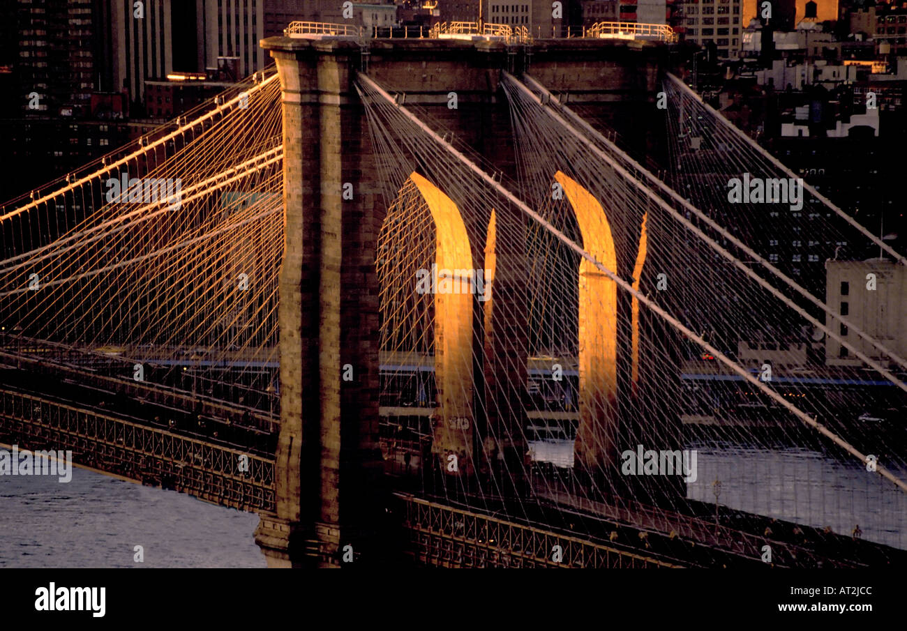 Am Nachmittag Sonnenlicht beleuchtet östlichen Turm von der Brooklyn Bridge im unteren Manhattan New York City USA in dieser Ansicht von Brook Stockfoto