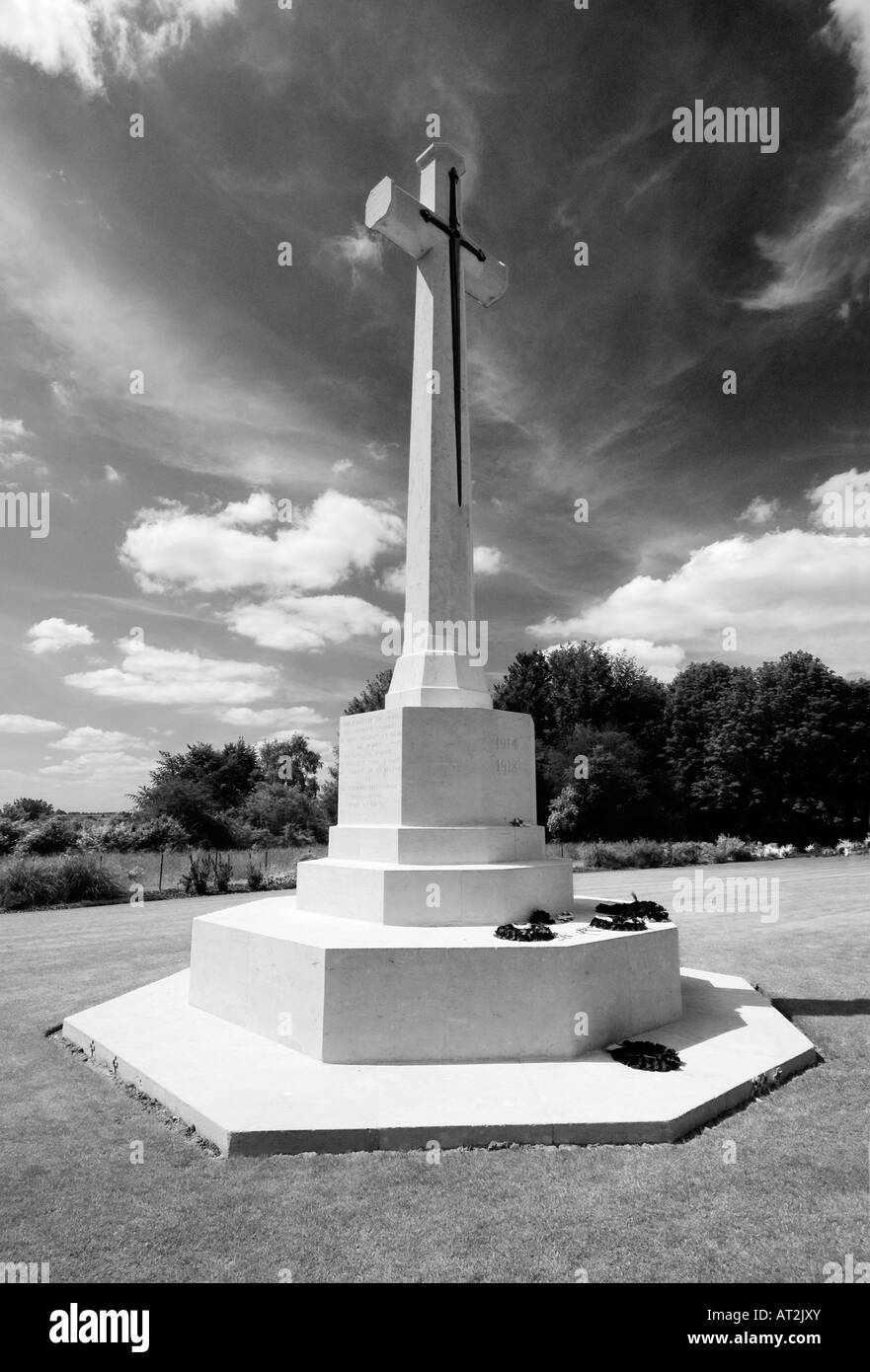 Das Kreuz des Opfers am Thiepval-Denkmal, das fehlt an der Somme, Frankreich in B&W Stockfoto