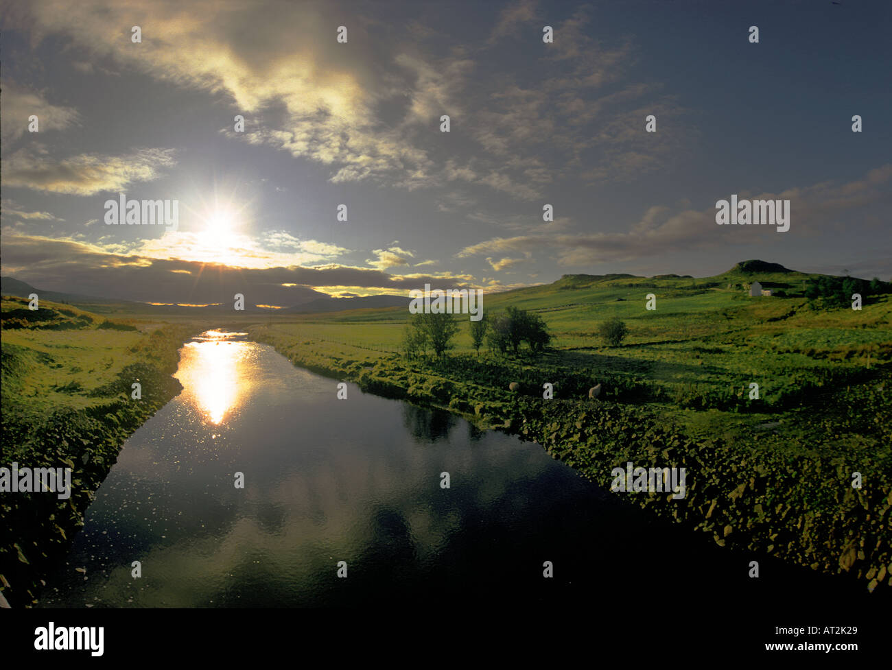 Morgensonne steigt über einen noch Fluss auf der Isle Of Skye Schottland Stockfoto