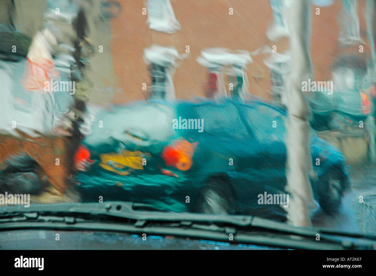 Blick durch eine verregnete Windschutzscheibe Stockfoto