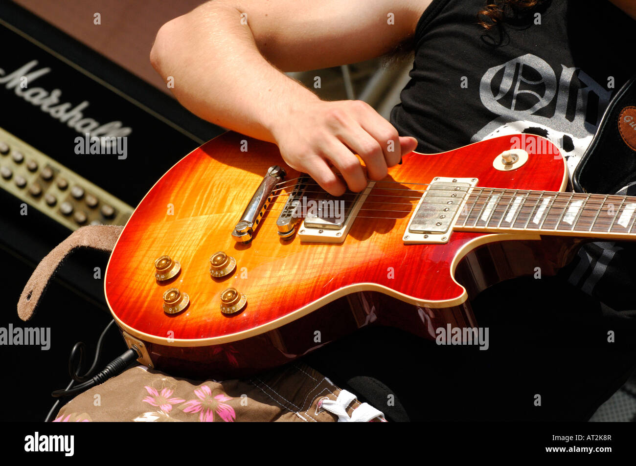 ein Close Up von einem Musiker spielt eine e-Gitarre Griffbrett Pick-ups und Verstärker zeigen Stockfoto