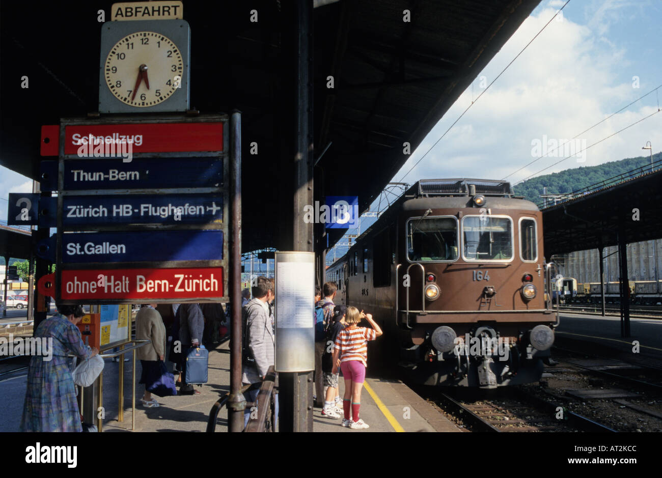 Zug auf dem Bahnsteig Spiez Station Schweiz Stockfoto