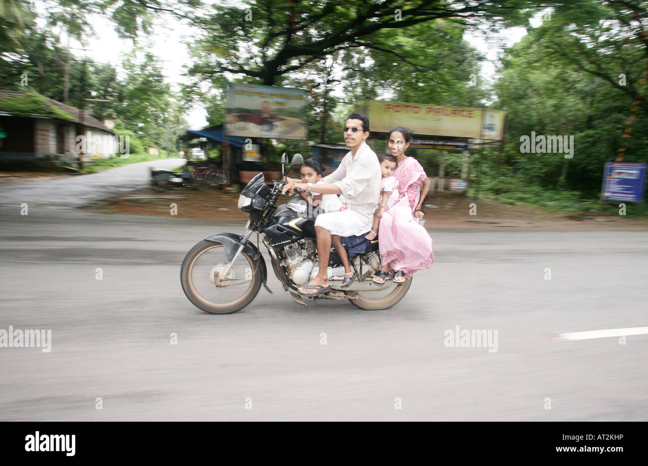 Indische Szenen. junge Lauf- und Schulkinder mit Familie auf einem Motorrad Stockfoto