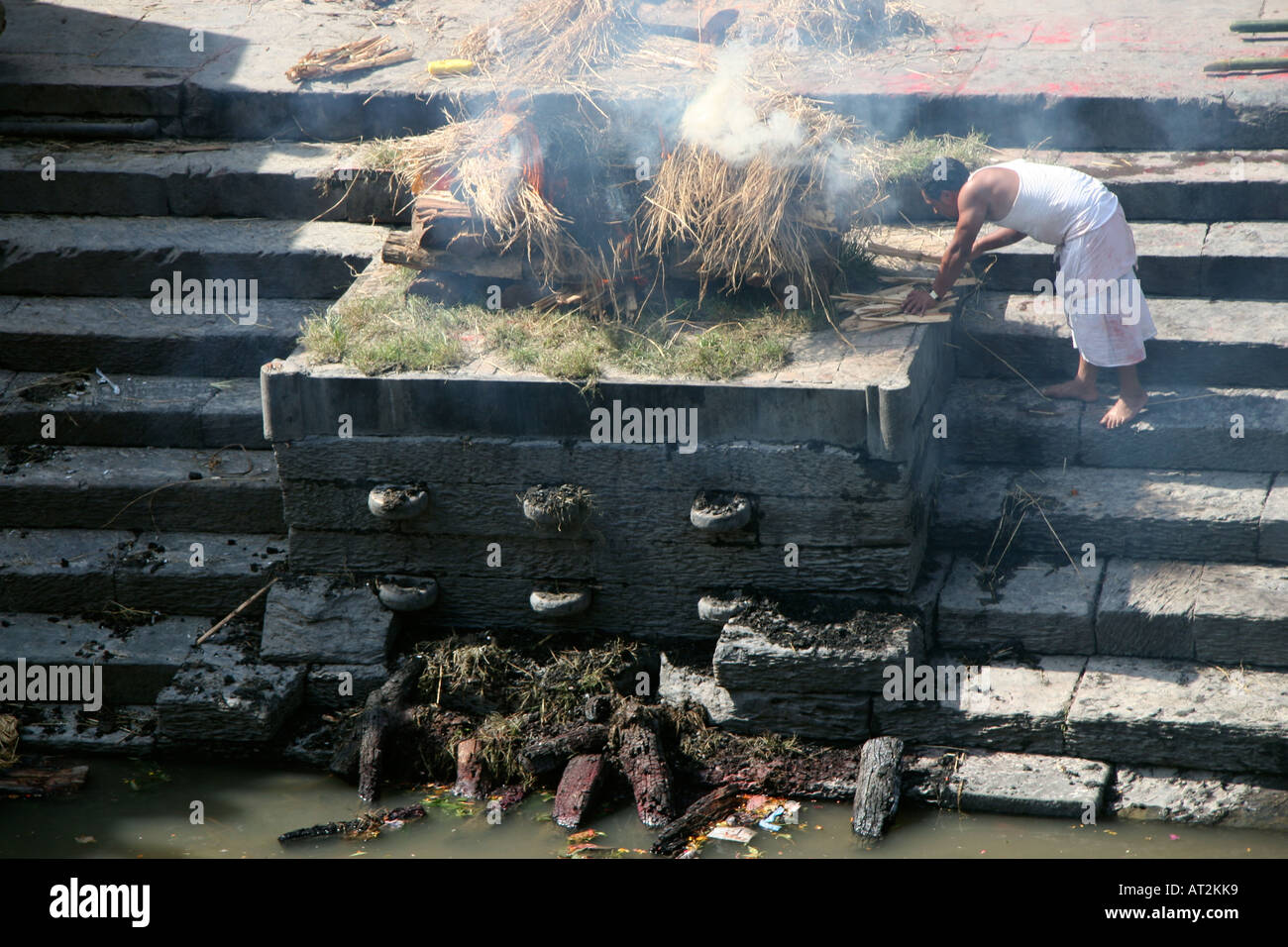 Feuerbestattung Ghat in Pashupatinath World Heritage Site, die heiligste hinduistische Pilgerstätte in Nepal, Kathmandu Stockfoto