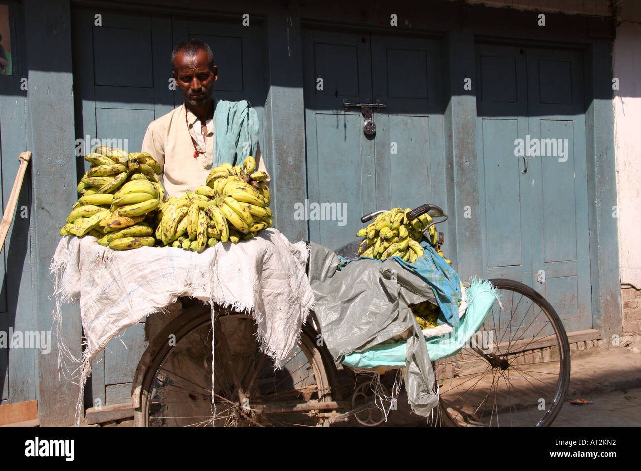 Lokale Händler Verkauf von Bananen in die World Heritage Site des Durbar Square in Kathmandu, Nepal Stockfoto