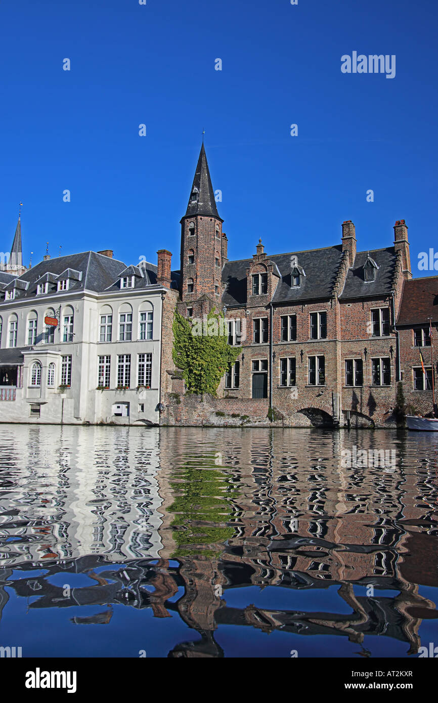 Gebäude und Architektur neben einem Kanal in Brügge, Belgien Stockfoto