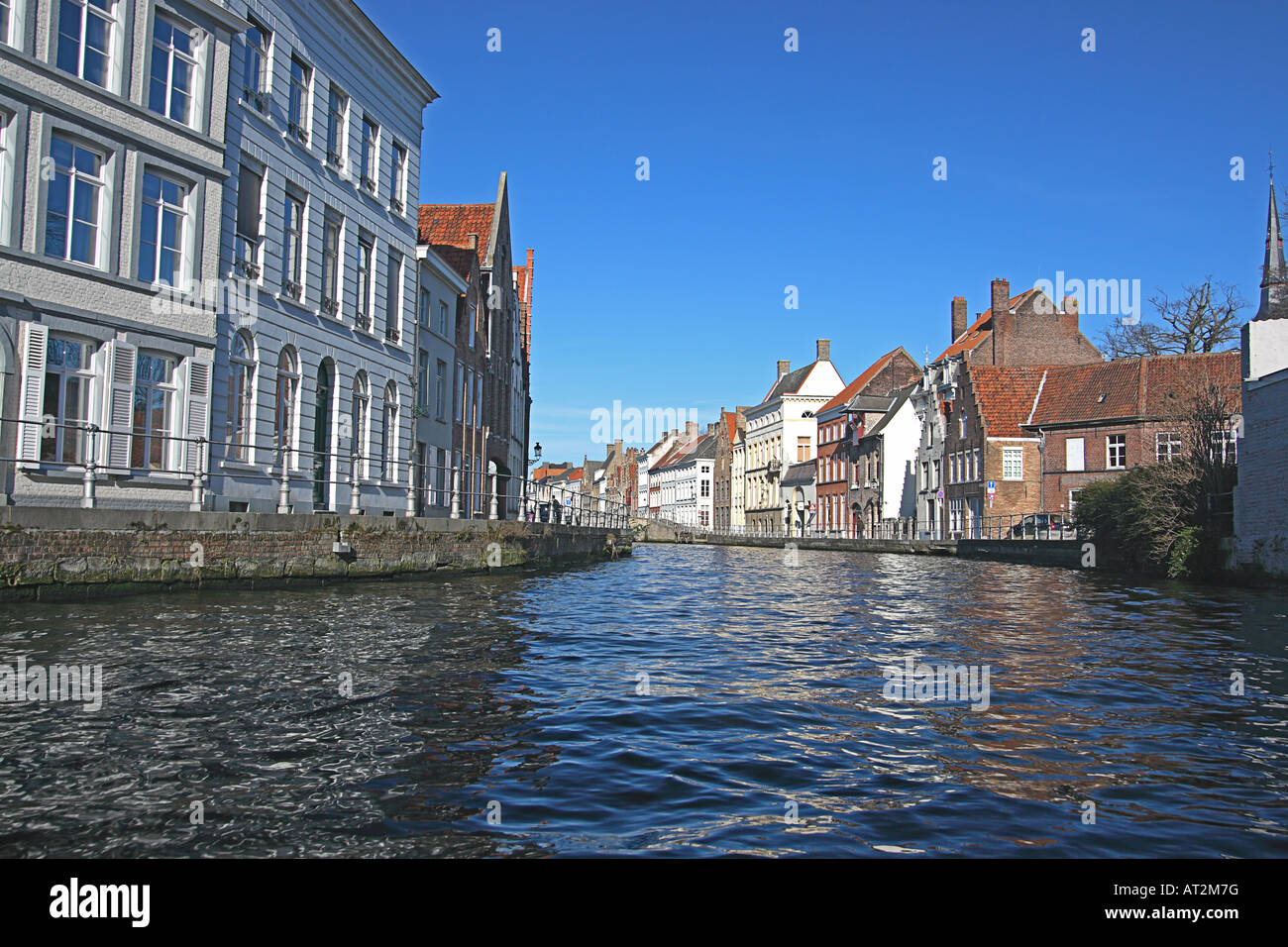 Häuser und Architektur entlang der Grachten in Brügge, Belgien Stockfoto