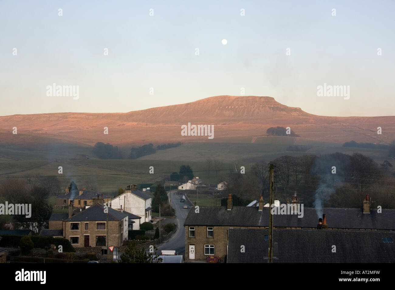 Der Mond aufgeht über Horton in Ribblesdale und der Berg Penyghent (eines der berühmten drei Zinnen), Yorkshire Dales Stockfoto