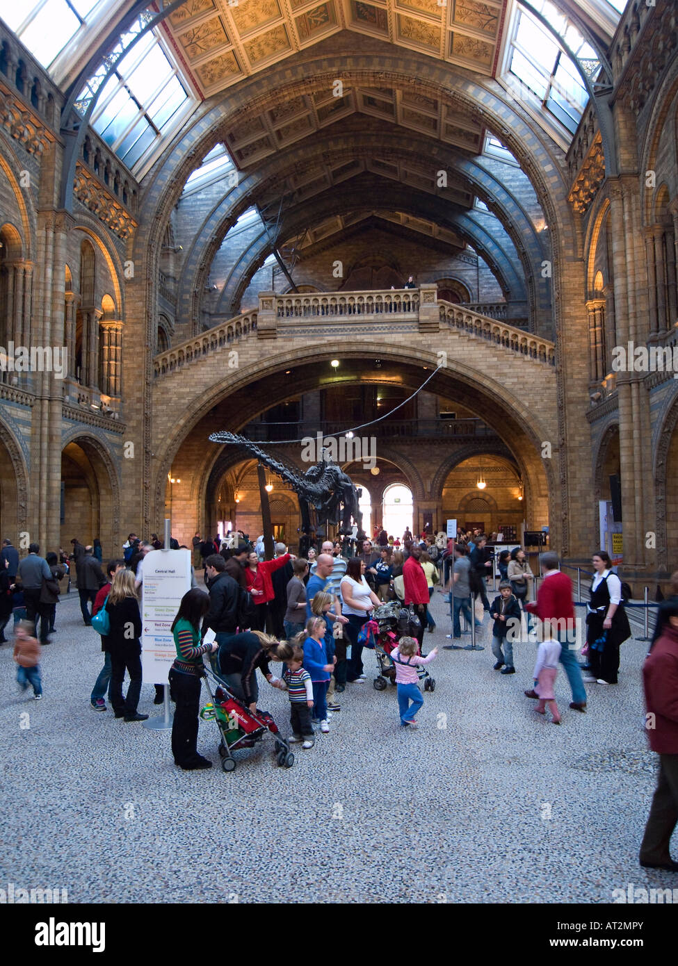 Besucher im Inneren der Central Hall im Waterhouse Building im Natural History Museum, London (vor Ankunft des Blauen Waldes) Stockfoto