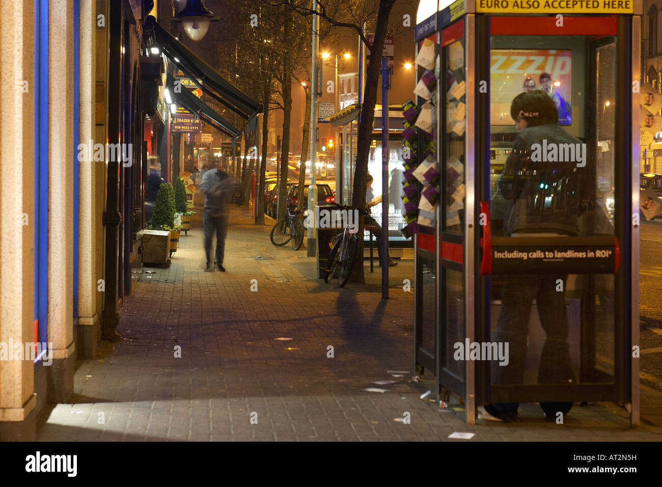 junger Mann mit Anruf-Box Pub Außenbereich Bradbury Platz Belfast Stockfoto