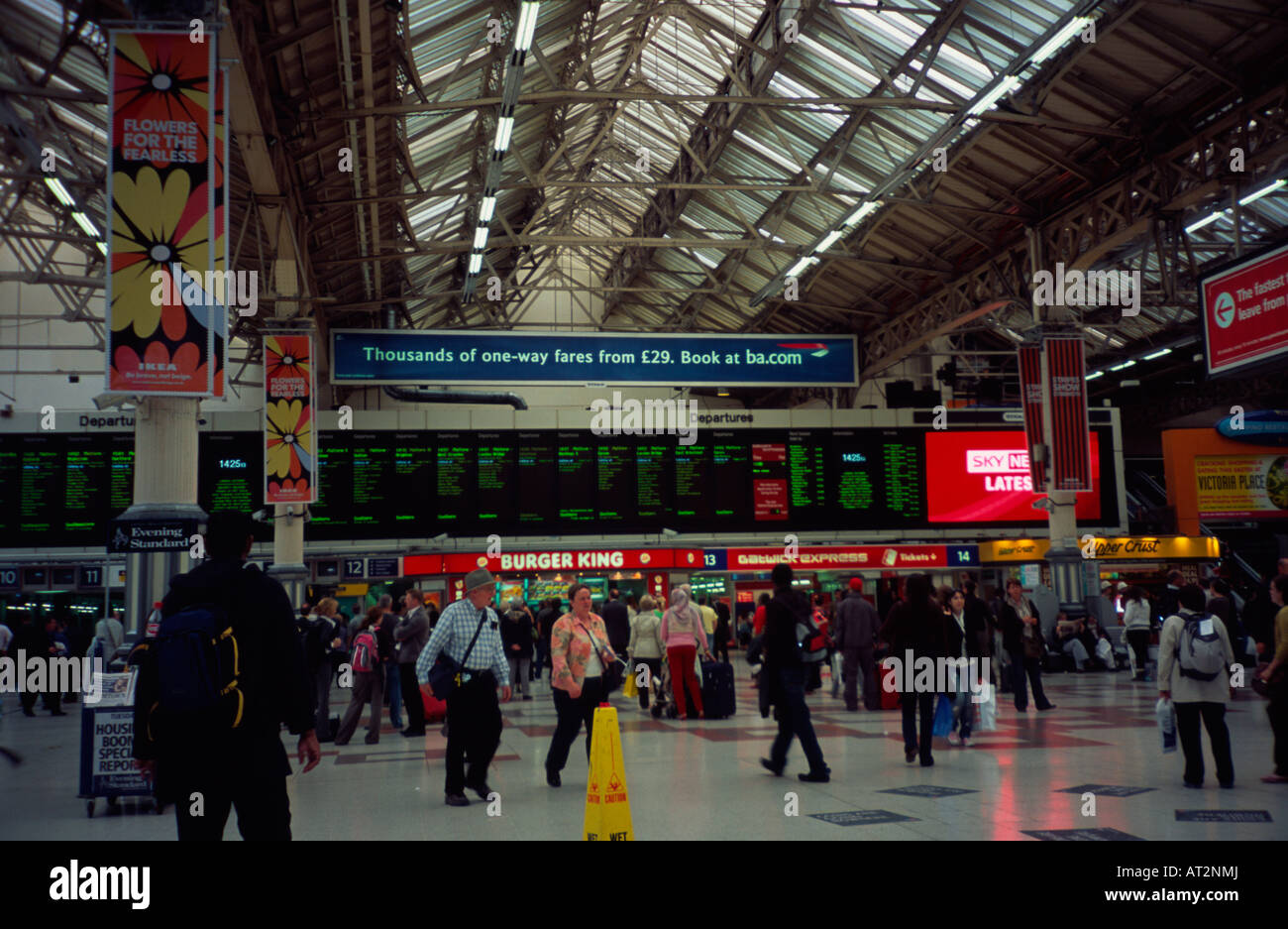 Passagiere auf das Zusammentreffen der Victoria-Station London UK Stockfoto