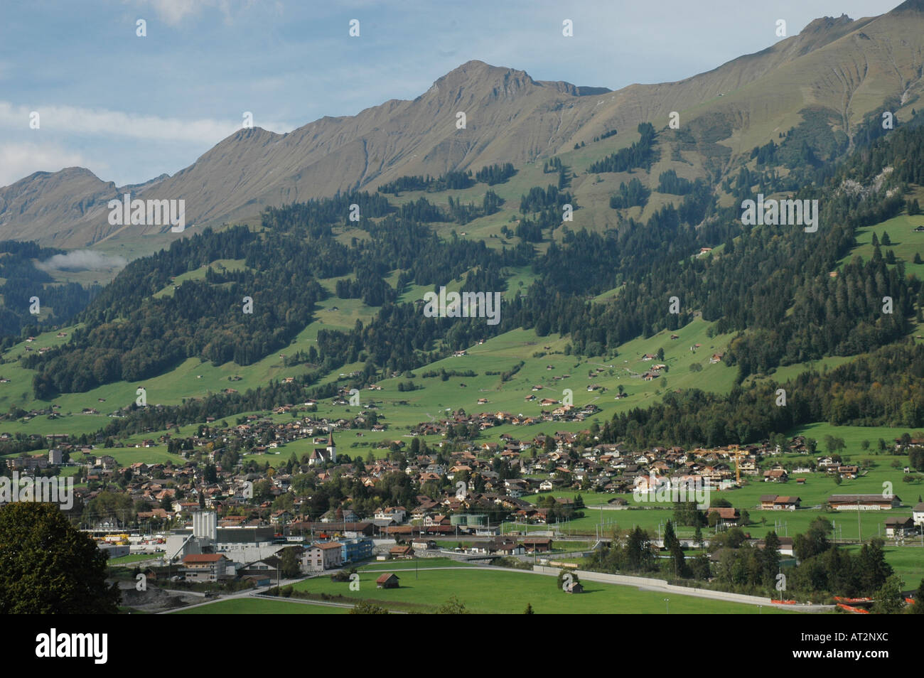 Stadt Frutigen mit Niesen Bergkette Kandervalley Berner Alpen der Schweiz Stockfoto
