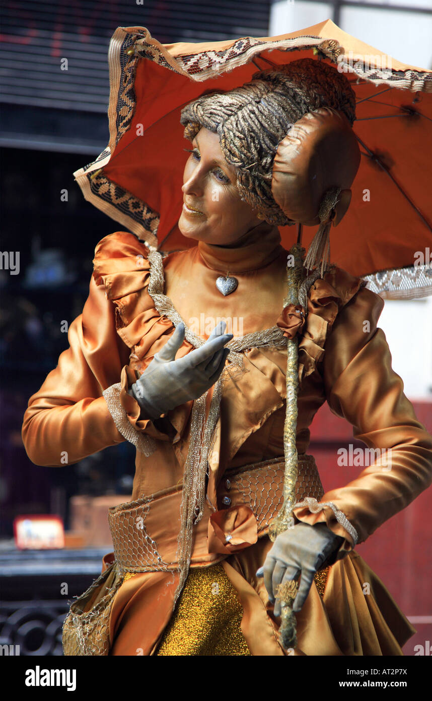 Straße "lebende Statue" goldene Frau durchführen in den Straßen San Telmo Nachbarschaft Messe, Buenos Aires, Argentinien Stockfoto