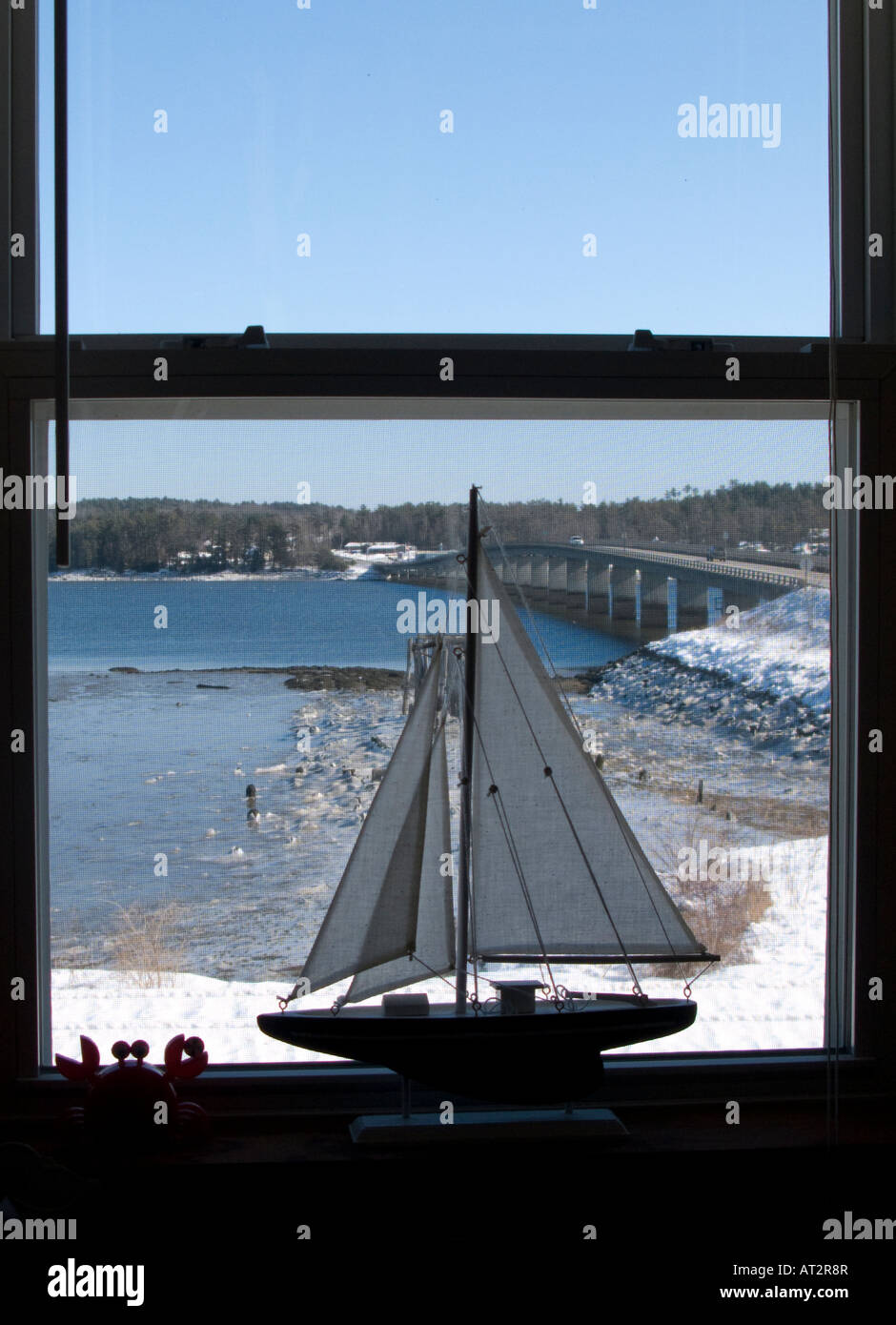 Modell Segelboot in einem Fenster mit Blick auf den Kennebeck-Fluss, Wiscasett Maine Stockfoto