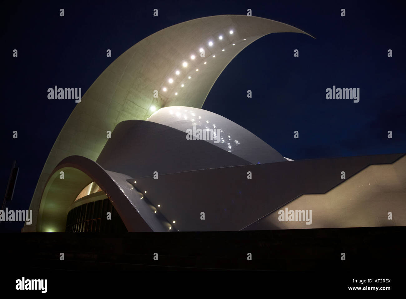 Seitenansicht der Auditorio De Tenerife beleuchtet in der Nacht, entworfen von Santiago Calatrava Santa Cruz Teneriffa Kanarische Inseln Stockfoto