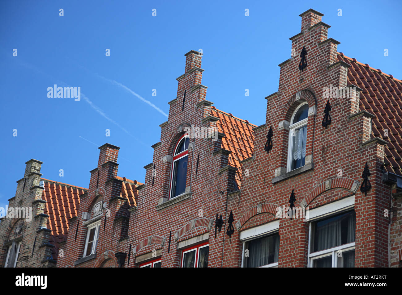 Dächer, Architektur und Gebäude in Brügge, Belgien, an einem sonnigen Tag Stockfoto
