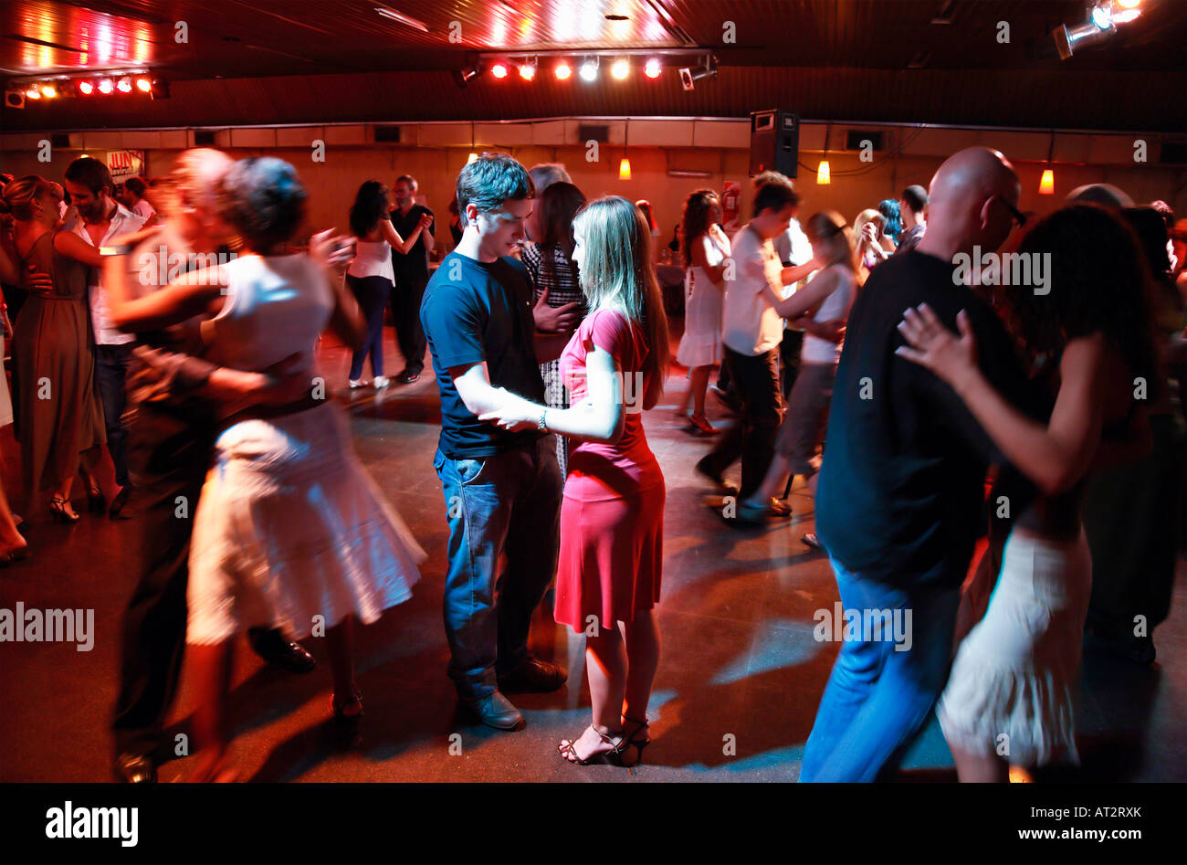 Junges Paar und tanzende Menge Tango im "La Viruta" Milonga. Palermo Nachbarschaft, Buenos Aires, Argentinien Stockfoto