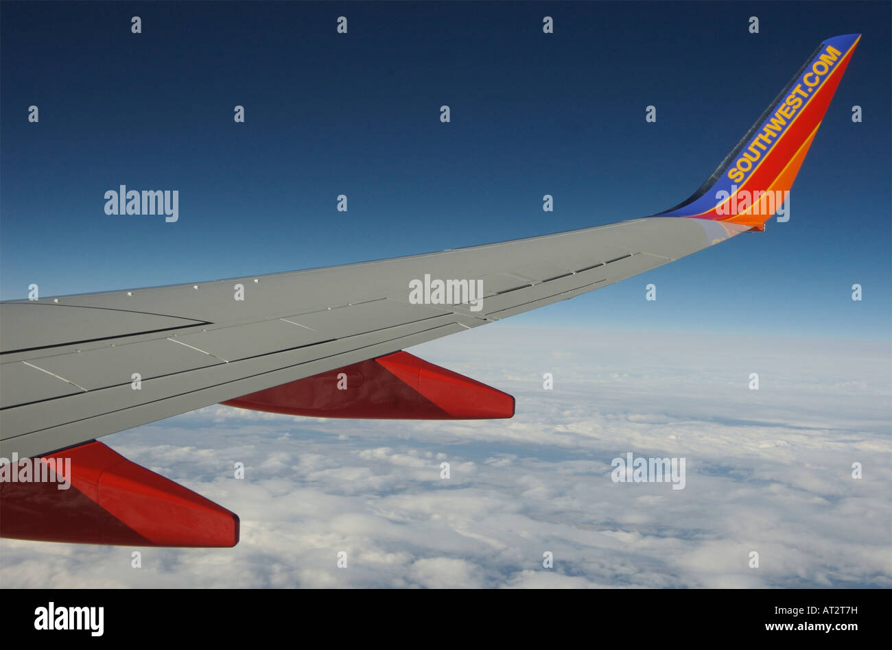 Southwest Airlines Jetliner Tragfläche über der Wolkendecke. Stockfoto
