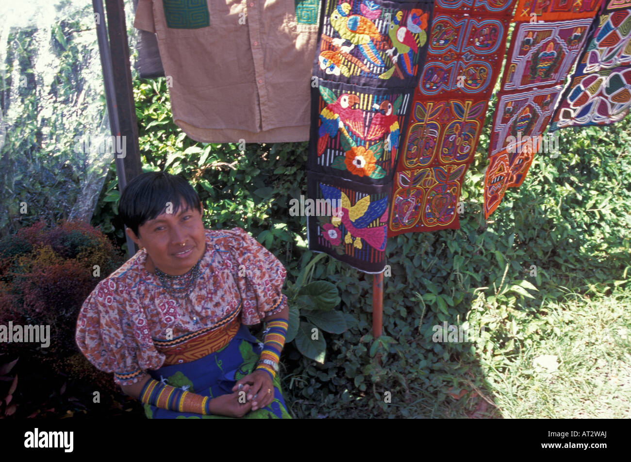Kuna indische Frau und verkauft die molas, die am Sonntag zum Kunsthandwerk Markt in El Valle de Anton, Panama, Mittelamerika Stockfoto