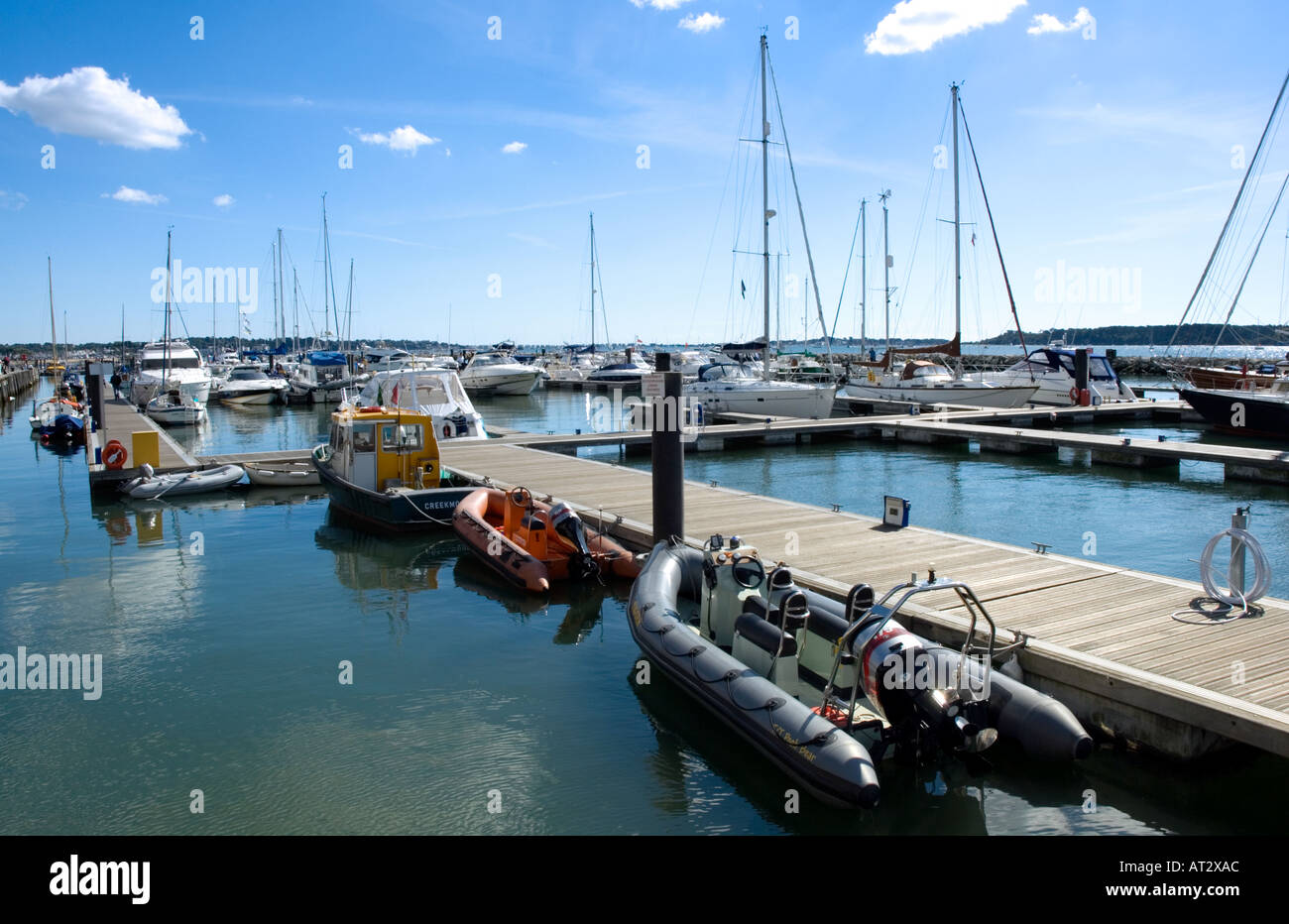 Neues Boot Hafen Poole Quay Dorset England UK Stockfoto