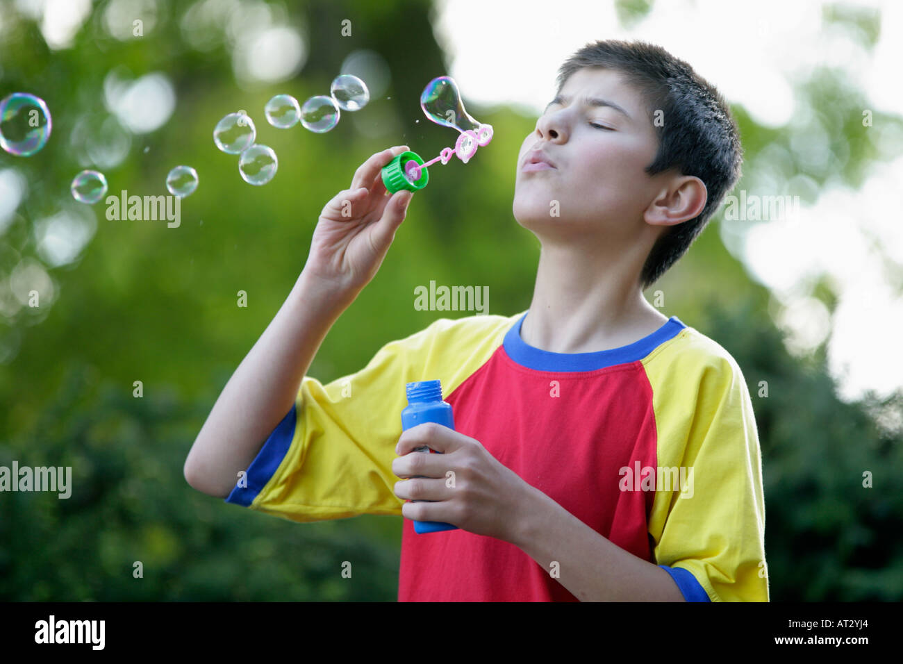 ein kleiner Junge macht Seifenblasen Stockfoto
