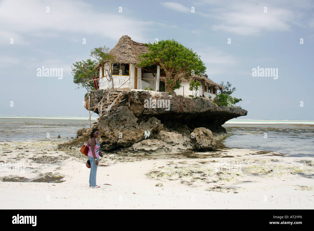 Ein Tourist von Rock-Restaurant, das auf einem Stück Koralle an der Ostküste von Sansibar thront Stockfoto