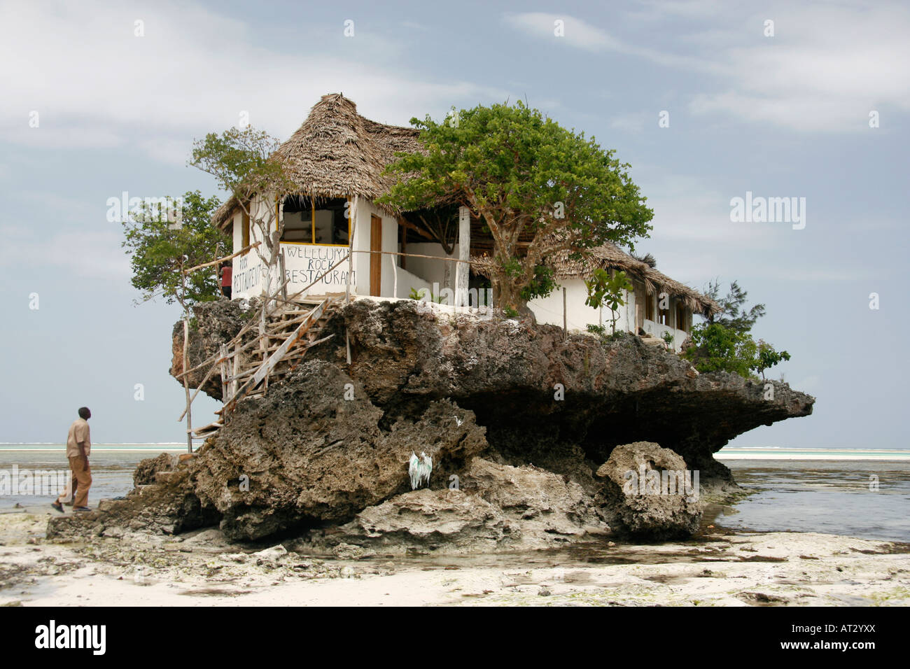 Rock Restaurant hoch oben auf ein Stück Koralle an der Ostküste von Sansibar Stockfoto