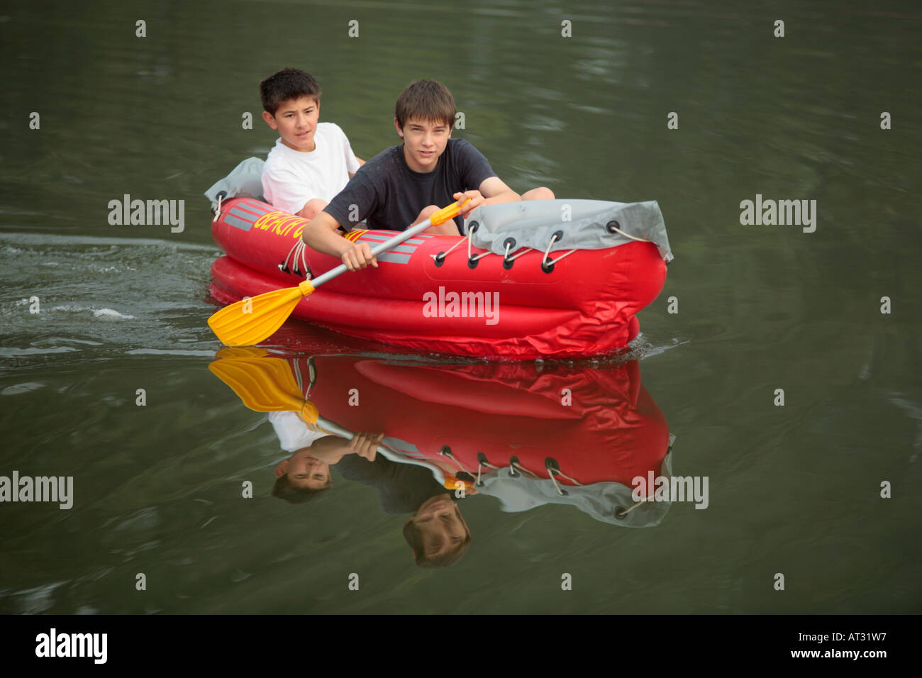 Zwei jungs in einem schlauchboot Fotos und Bildmaterial in hoher