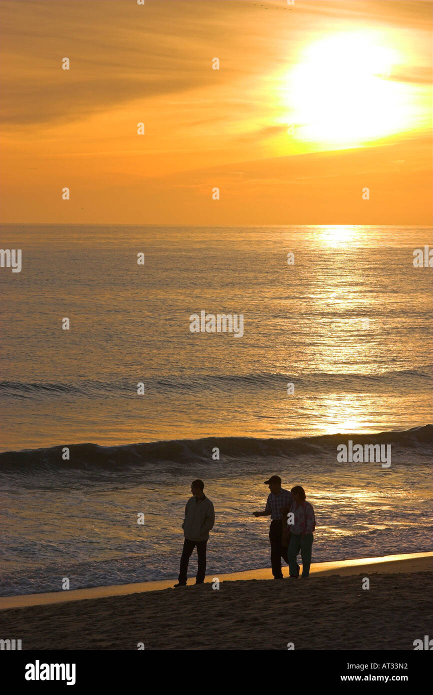 Spaziergang am Strand bei Sonnenuntergang. Stockfoto