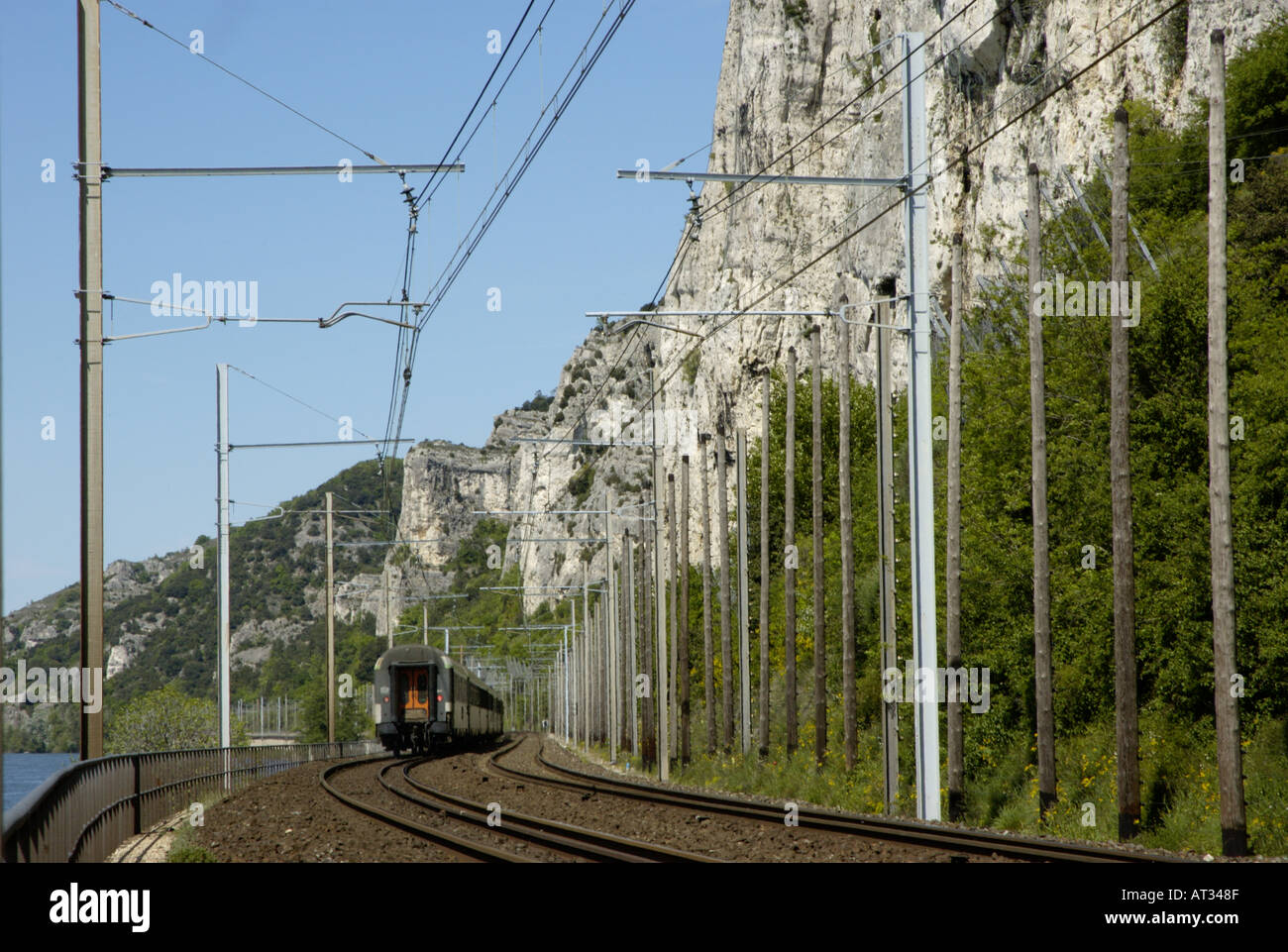 Zug zwischen Rhône und verunreinigen Klippen in Drome, Frankreich. Stockfoto