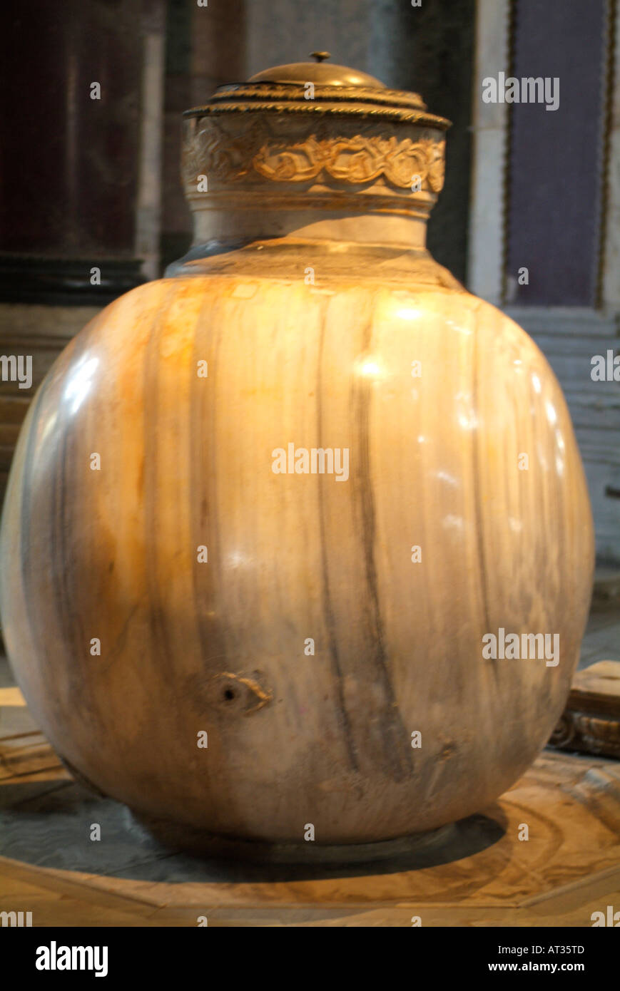 Marmor Glas, ursprünglich aus der hellenistischen Zeit geschnitzt aus einem Steinblock, Aya Sofya, Istanbul, Türkei Stockfoto