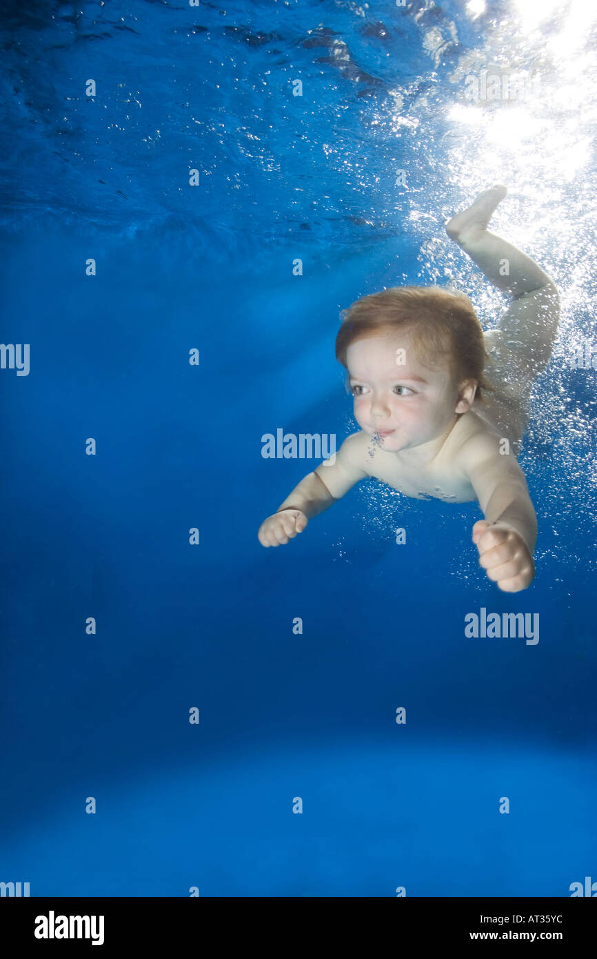 Baby unter Wasser im Pool auf blauem Hintergrund Stockfoto