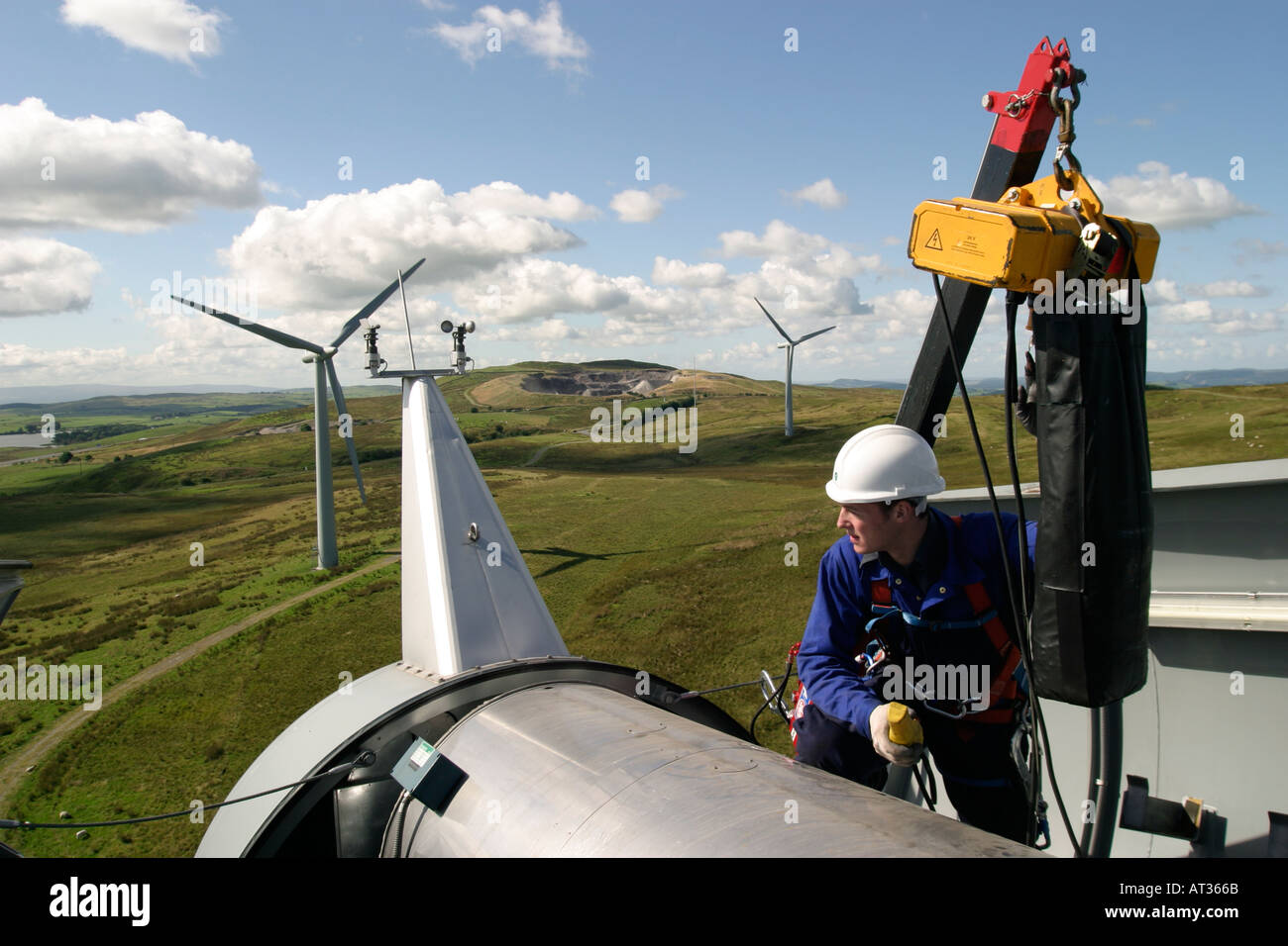 Techniker arbeiten auf der Oberseite der Gondel während der Wartung von industriellen Windenergie Windenergieanlage auf Lambrigg Windpark Cumbria, England, Großbritannien Stockfoto