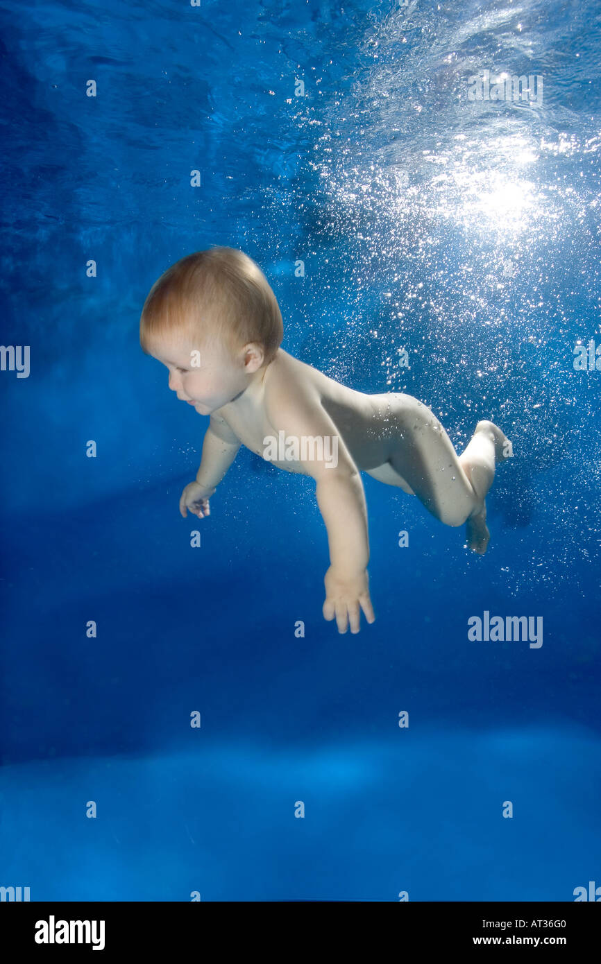 Baby unter Wasser im Pool auf blauem Hintergrund Stockfoto
