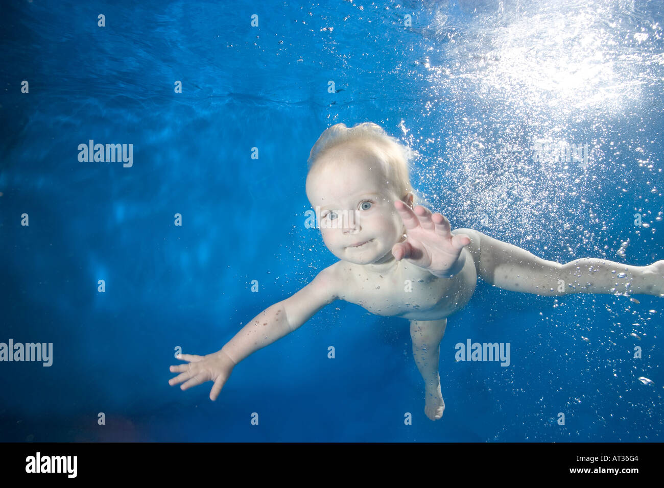 Baby unter Wasser im Pool auf blauem Hintergrund Stockfoto