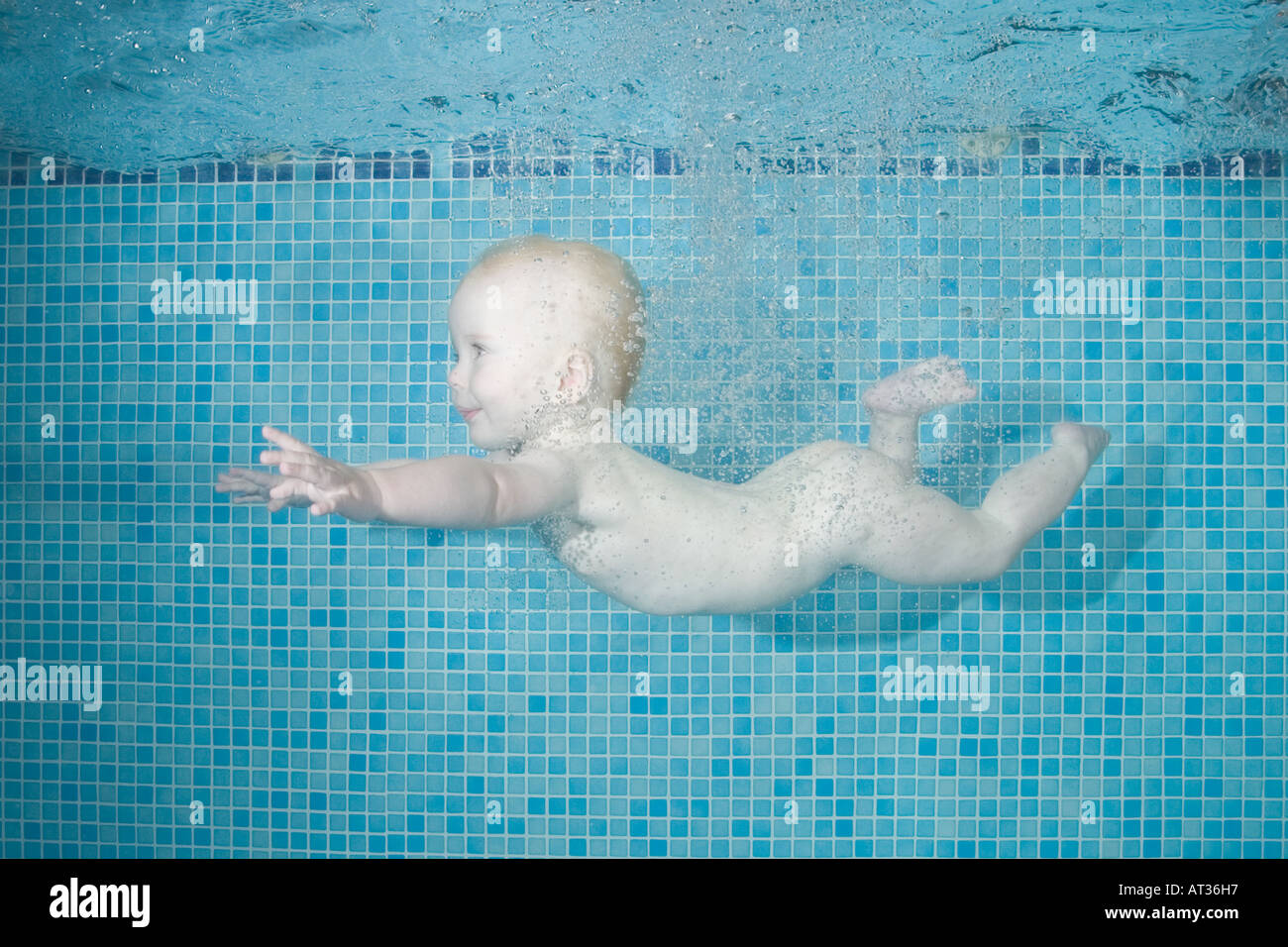 Baby unter Wasser im Pool auf blauem Hintergrund Stockfoto