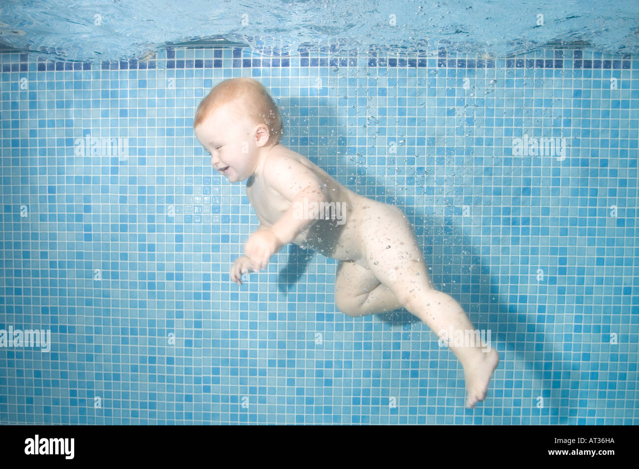 Baby unter Wasser im Pool auf blauem Hintergrund Stockfoto