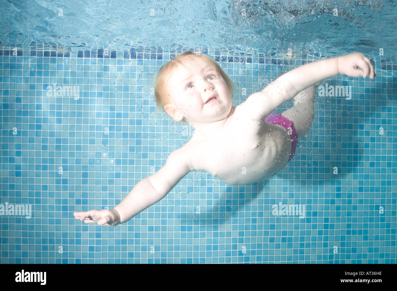 Baby unter Wasser im Pool auf blauem Hintergrund Stockfoto