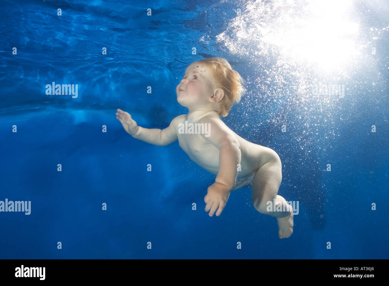 Baby unter Wasser im Pool auf blauem Hintergrund Stockfoto