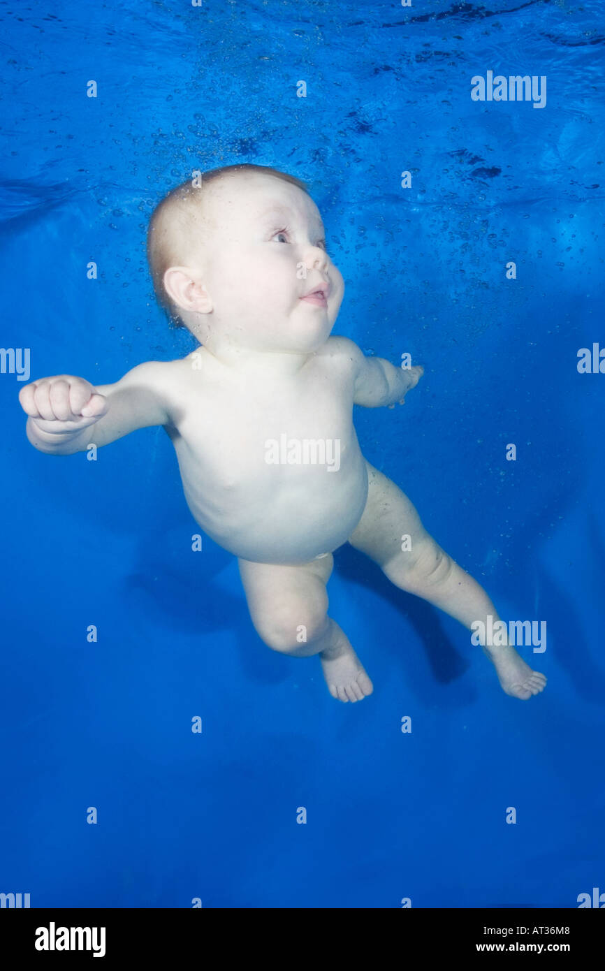 Baby unter Wasser im Pool auf blauem Hintergrund Stockfoto