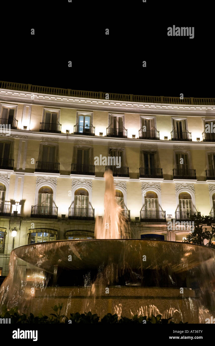 Dieser Brunnen befindet sich am Puerta del Sol, einem der berühmtesten Wahrzeichen von Madrid. Stockfoto