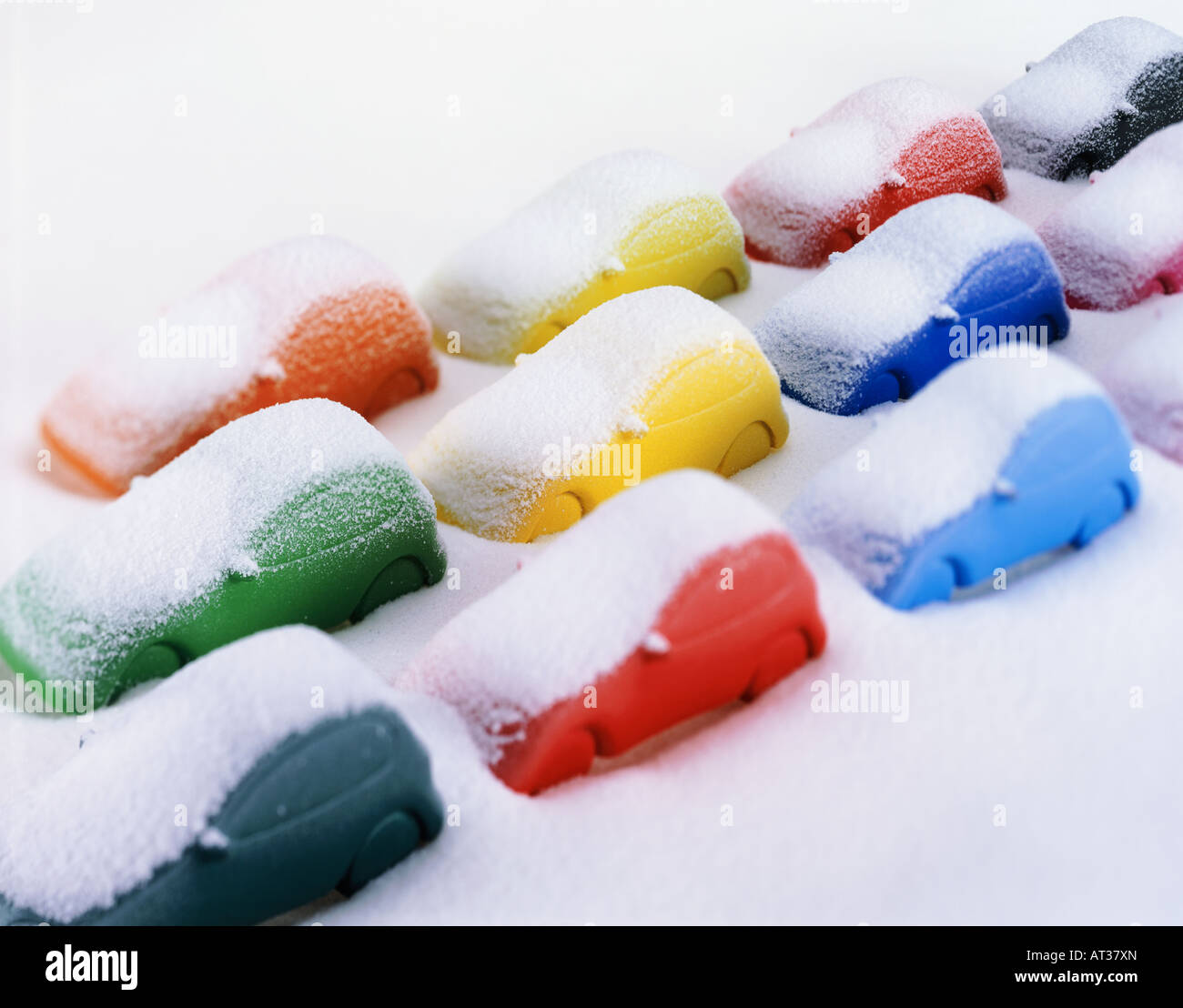 Modellautos in einer Reihe, im Schnee stecken Stockfoto