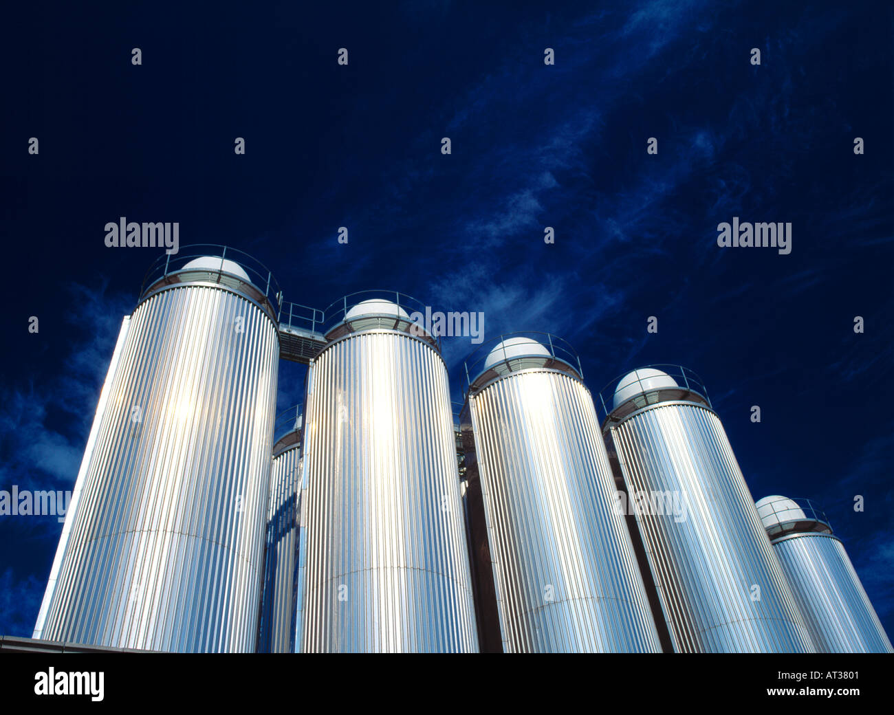 Glitzernde Stahlsilos einer Industrielandschaft an der Guinness Brauerei, Jamess Street, Dublin Stockfoto