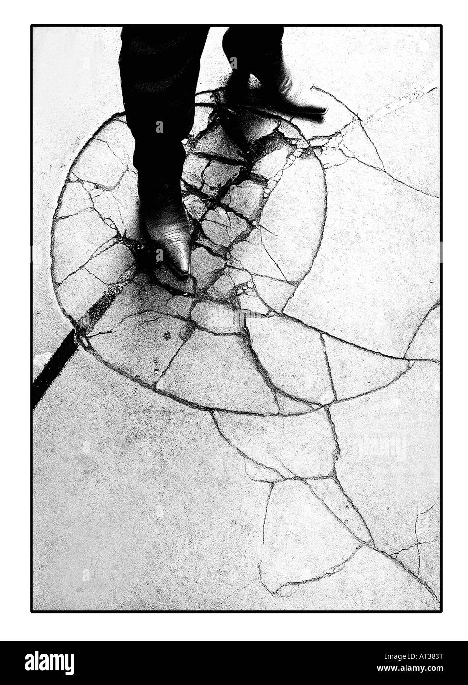 Cowboy-Stiefel auf einem gerissenen Pflaster Stockfoto