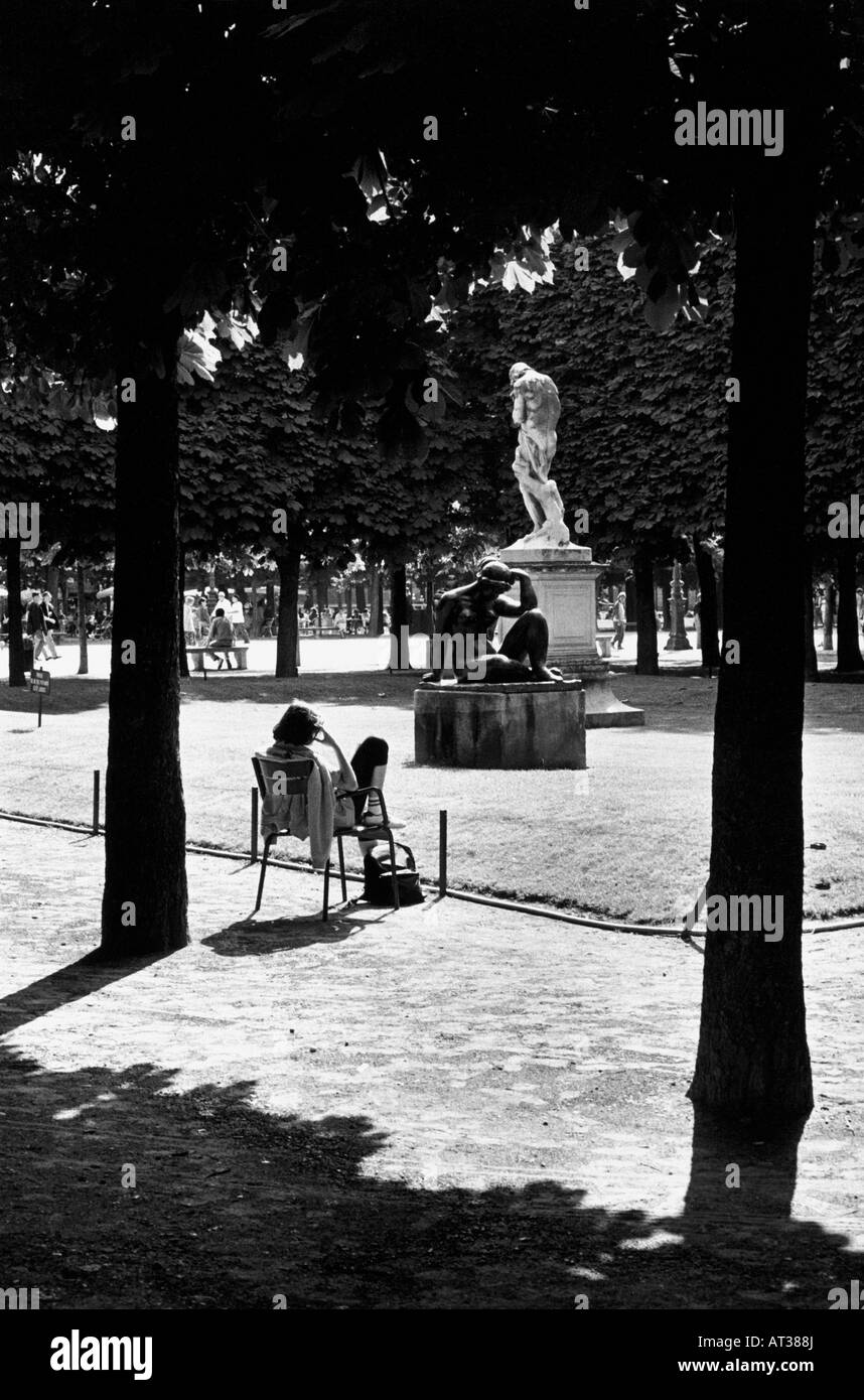 Eine Frau liest ein Buch in einem park Stockfoto