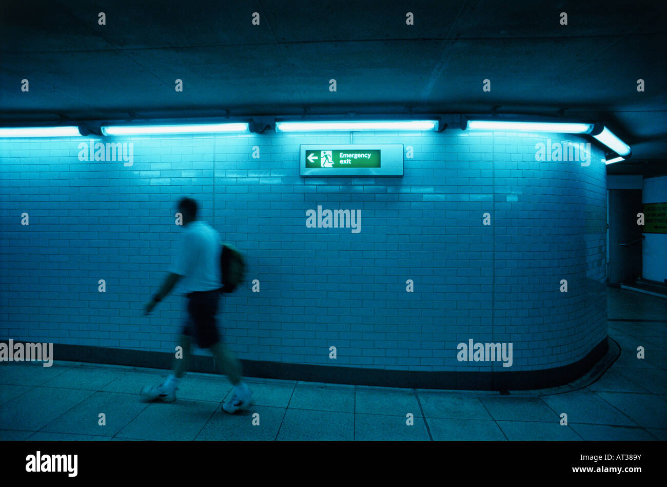 Ein Mann zu Fuß in Richtung Notausgang von einer u-Bahn Stockfoto