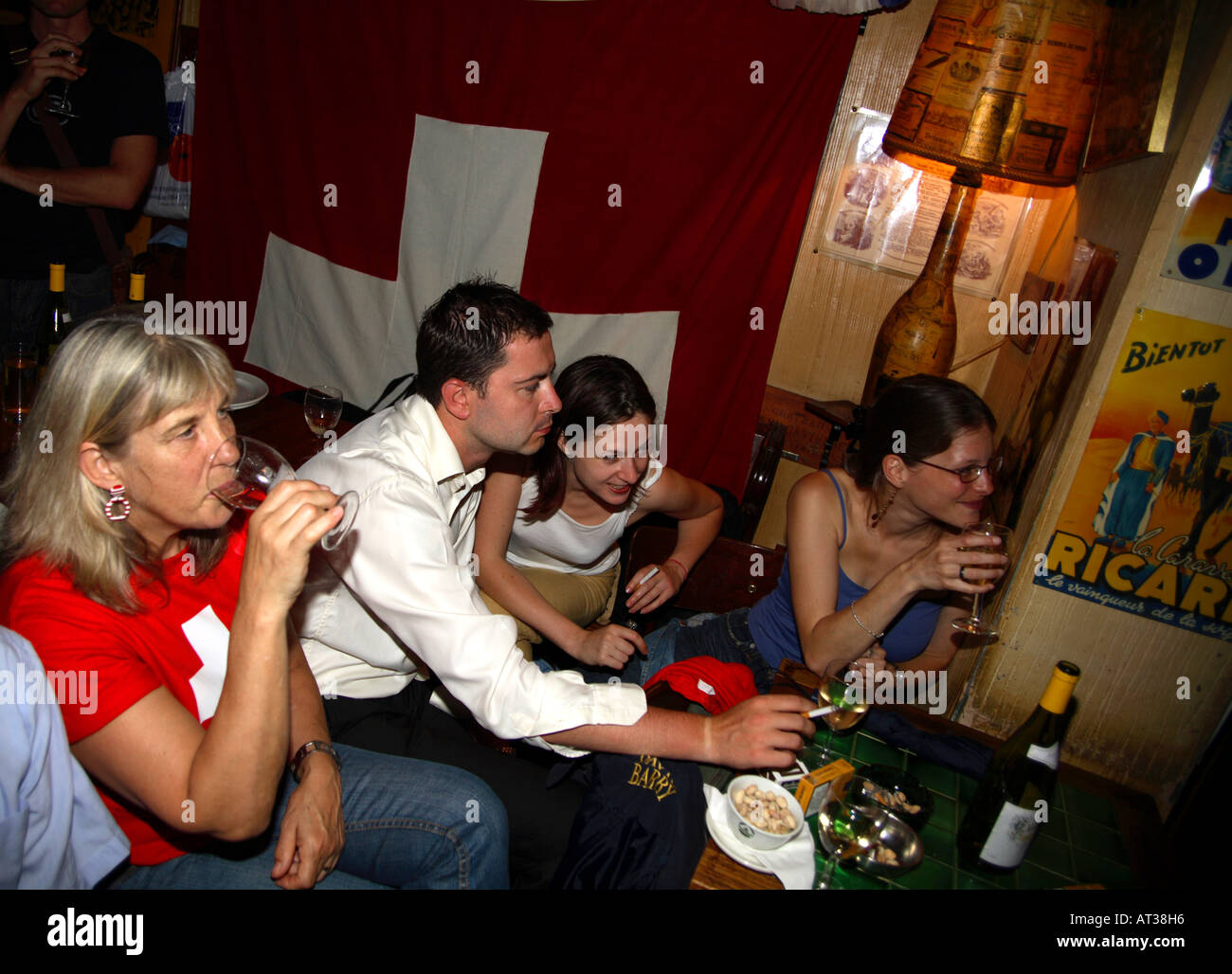 Schweizer fans beobachten Spiel Vs Frankreich, WM 2006, Le Beaujolais Wine Bar, Litchfield St, London Stockfoto