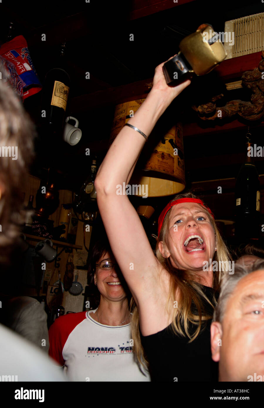 Schweizer fan Klingeln Kuhglocke Vs Frankreich, WM 2006, Le Beaujolais Wine Bar, Litchfield St, London Stockfoto