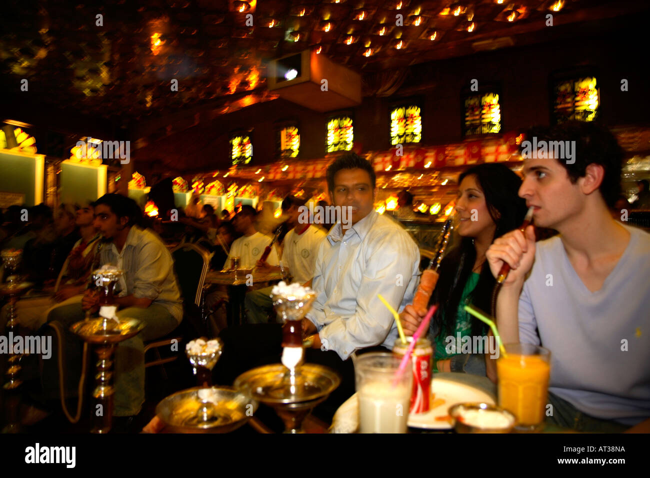 Fans von Saudi-Arabien und Tunesien sehen ihre Eröffnungsspiel der WM 2006, Marimar Restaurant Edgware Road, London Stockfoto